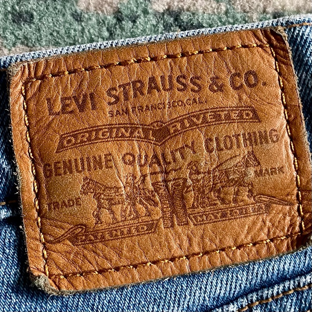 Levi’s Levi Strauss Medium Wash Ribcage Cut Off Jean Denim Shorts Button Fly - Picture 10 of 10